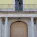 ...e da quattro colonne doriche che reggono il balcone superiore. Sul secondo, che si innesta su un cornicione con triglifi e metope, si aprono tre finestre architravate
